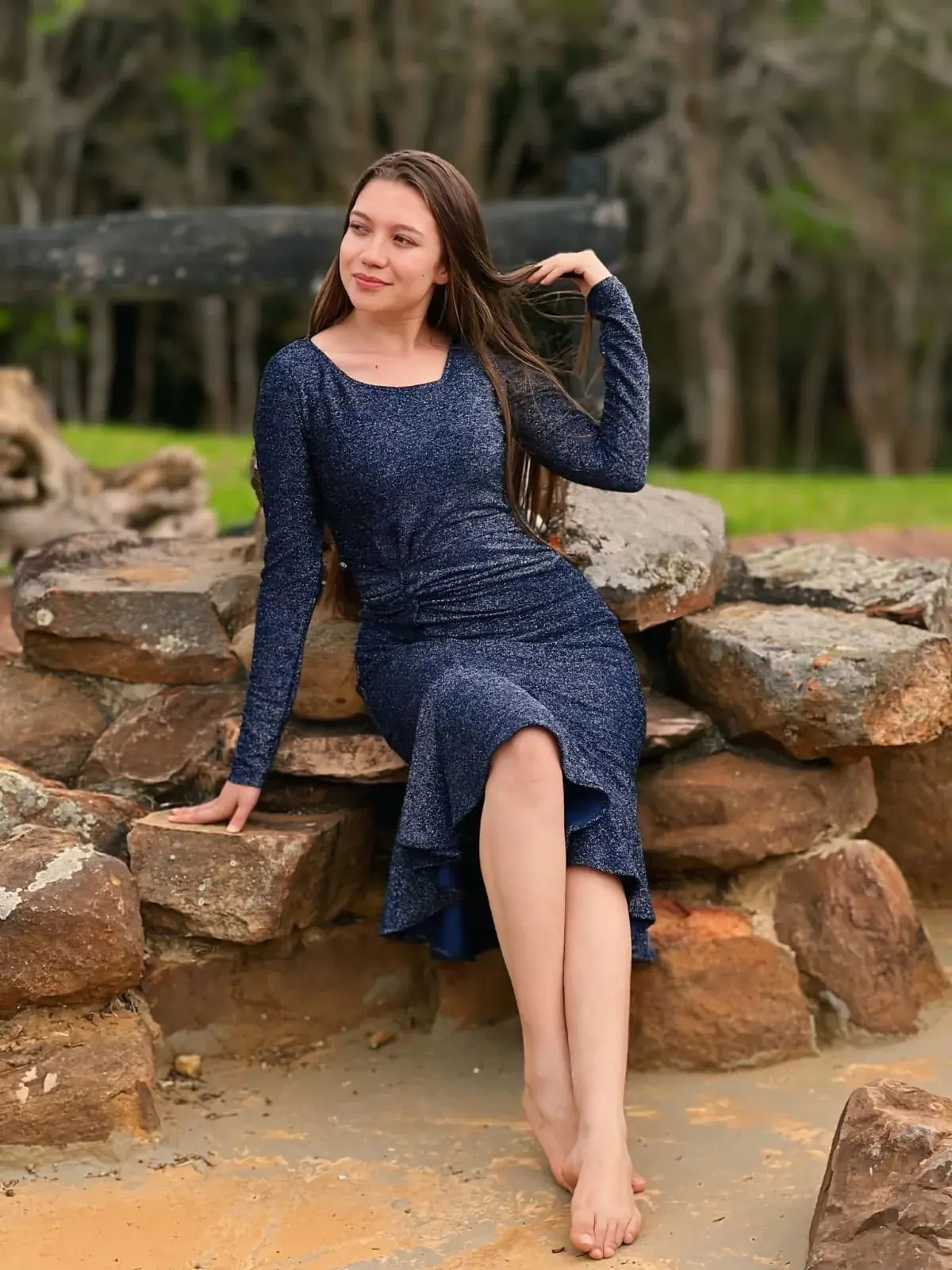 Ángela Giraldo con vestido azul en un entorno de piedra