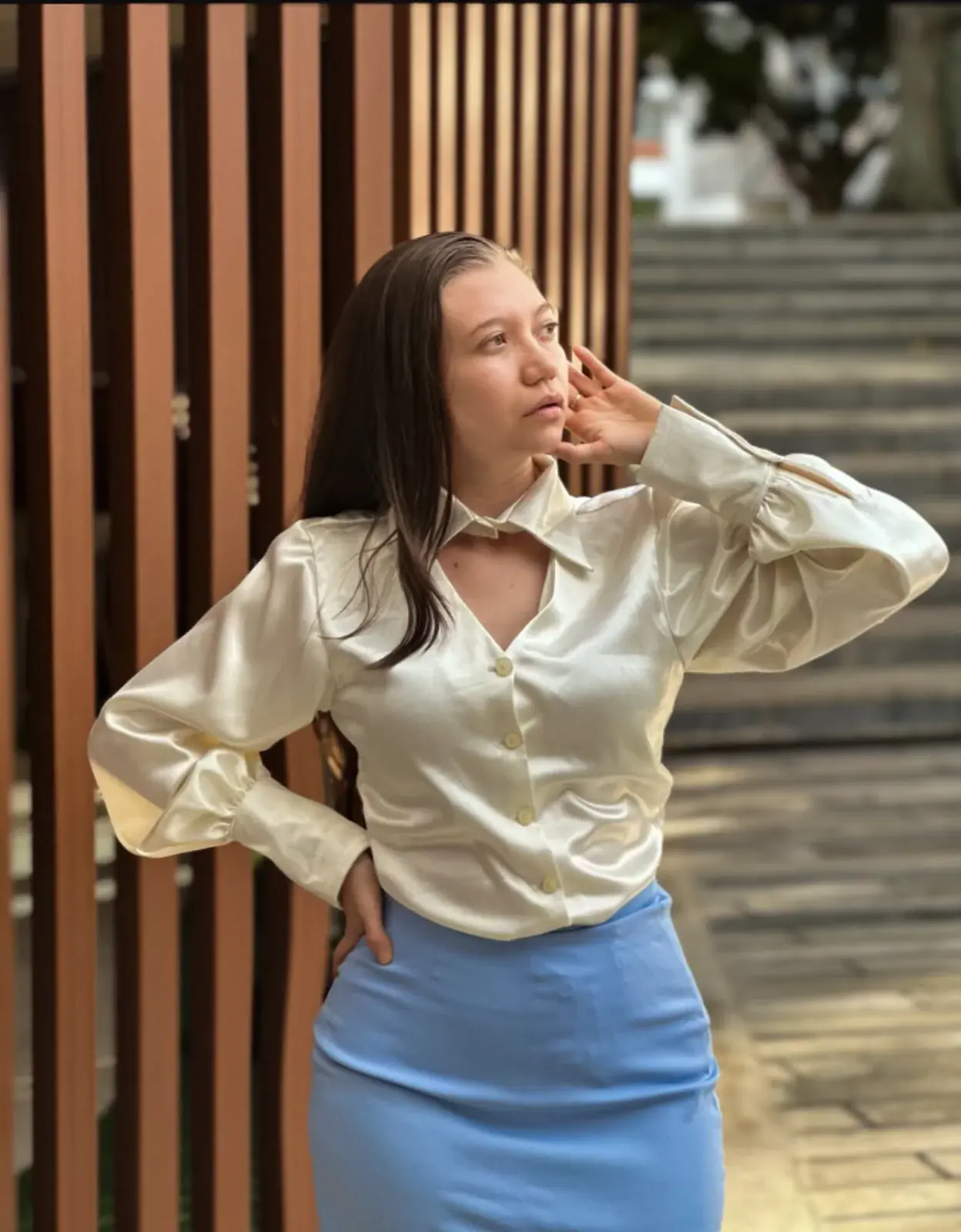 Ángela Giraldo con blusa marfil y falda azul