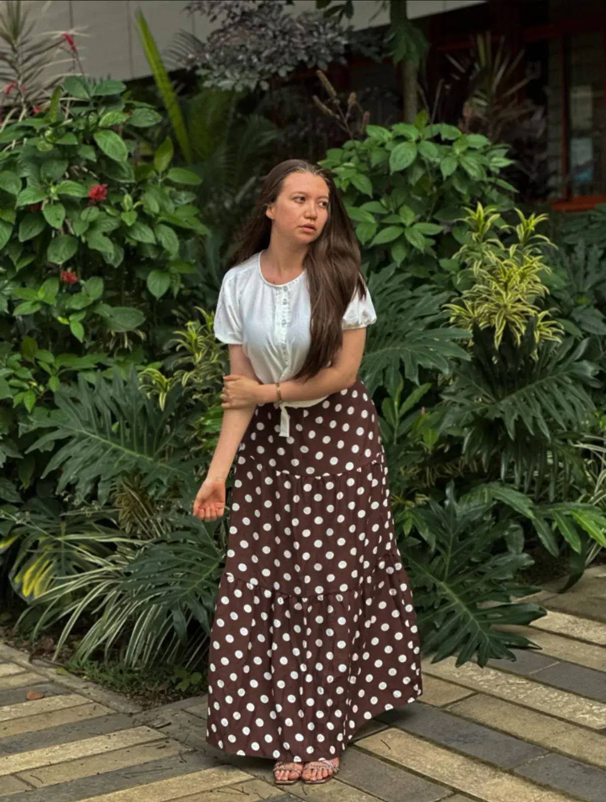Ángela Giraldo con una falda de lunares en un jardín